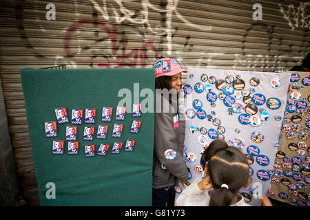 Una donna vende i pulsanti di Obama in New York, Stati Uniti d'America, sull'elezione presidenziale il giorno 4 novembre 2008. Foto Stock