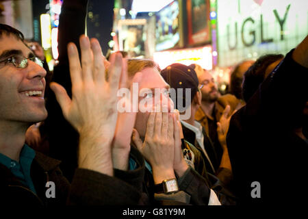 Persone che guardano la copertura televisiva del 2008 noi del risultato delle elezioni presidenziali su uno schermo gigante su Times Square a New York, Foto Stock