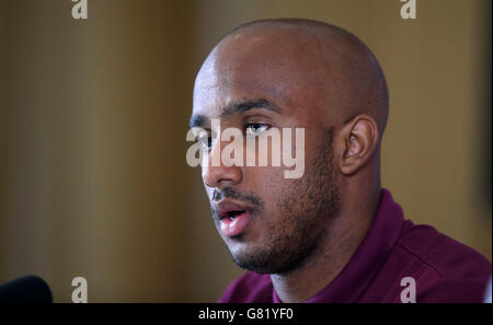 Calcio - Campionato europeo UEFA Qualifiche - Gruppo e - Slovenia v Inghilterra - Inghilterra Press Conference - The Grove Hotel. Fabian Delph inglese durante la conferenza stampa al Grove Hotel, Hertfordshire. Foto Stock