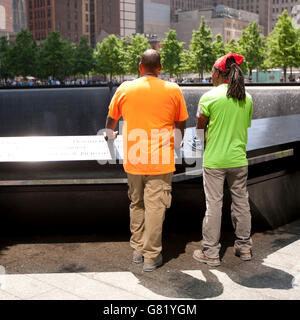 Il 30 maggio 2014, Stati Uniti, New York. I visitatori al 9/11 Memorial. Fotografo: David Brabyn Foto Stock