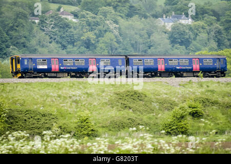 Scorte ferroviarie. Un primo treno del Great Western passa attraverso la campagna sulla linea Londra-Bristol. Foto Stock
