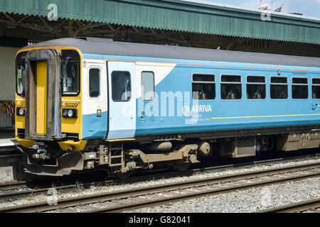 TRENO ARRIVA alla stazione centrale di Cardiff. Foto Stock