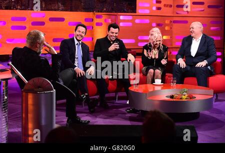 (Sinistra - destra) host Graham Norton, Mark Wahlberg, Seth MacFarlane, Cyndi Lauper e Dara o'Briain durante le riprese del Graham Norton Show presso i London Studios, a sud di Londra, in onda venerdì. Foto Stock