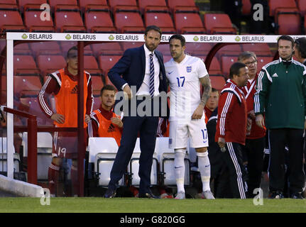 Il manager inglese U21 Gareth Southgate parla con Danny Ings Foto Stock