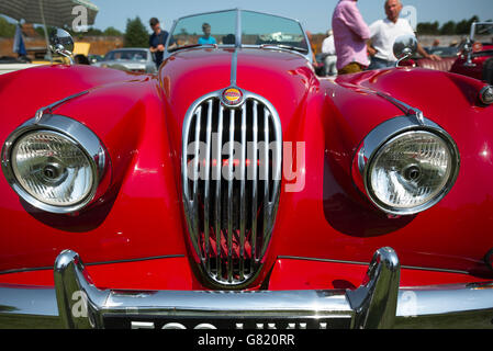 Dettaglio della parte anteriore di un rosso degli anni cinquanta la Jaguar 3.4 litro auto sportiva. Foto Stock