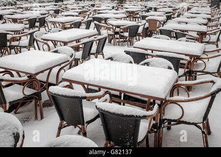 La germania,Berlino,Hackescher Markt-vuoto ristorante tavoli coperti di neve Foto Stock