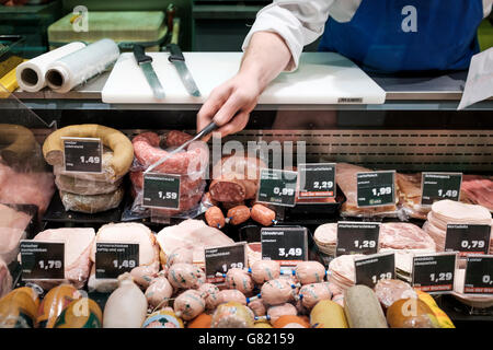 Berlino,Germany-Sausage contatore nel supermercato Foto Stock
