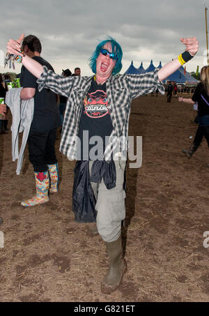 Scarica Festival 2015 - giorno tre - Donington Park. Festival Goers il giorno 3 del festival Download il 14 2015 giugno a Donnington Park, Regno Unito Foto Stock