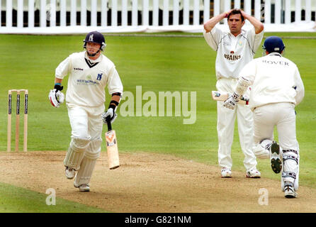 Cricket - Frizzell County Championship - Divisione uno - Warwickshire / Glamorgan - Edgbaston. Darren Thomas di Glamorgan sembra frustrato quando Ian Bell e Michael Powell del Warwickshire costruiscono una partnership durante il secondo giorno. Foto Stock