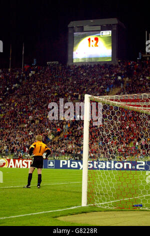 Oliver Kahn, il portiere di Bayern Monaco, si alza in piedi dopo aver conceduto un obiettivo che ha finito le loro possibilità di un posto in semifinale Foto Stock