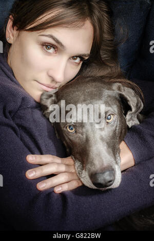 Giovane donna con il suo pedigree cane Foto Stock