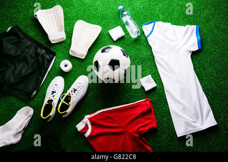 Pallone da calcio,bitte e varie cose di calcio artificiale contro Foto Stock