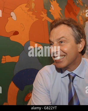 Il primo ministro britannico Tony Blair legge a un bambino presso il Broadlands Community Center di Crawley dove ha visitato il programma 'PureStart' con sua moglie Cherie. Foto Stock