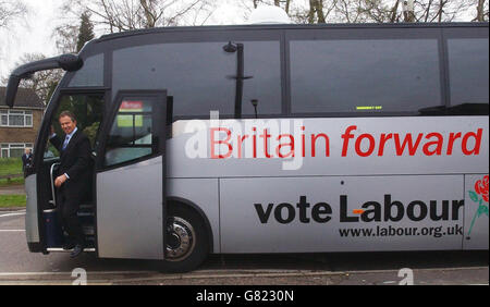 Campagna elettorale generale 2005 - Crawley - Broadlands Community Center. Tony Blair arriva per la sua visita al programma 'PureStart'. Foto Stock