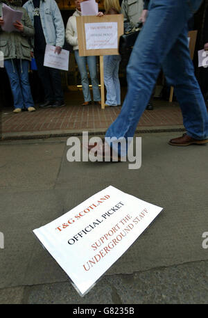 La linea picket alla stazione di Hillhead, all'inizio di uno sciopero di 48 ore. Foto Stock