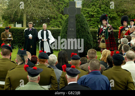 Padre Aled Thomas (3rd L) assistito da Padre Neil Gardner (2nd L) conduce il servizio per sette soldati Black Watch uccisi in Iraq dopo un servizio commemorativo privato presso il quartier generale del reggimento Black Watch. Foto Stock