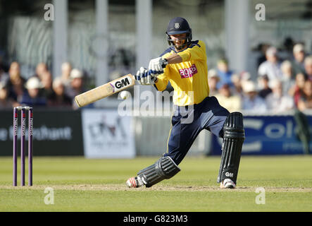 Cricket - T20 Blast - Southern Division - Somerset / Hampshire Royals - County Ground. James vince dell'Hampshire durante il T20 Blast, partita della Southern Division al County Ground di Taunton. Foto Stock