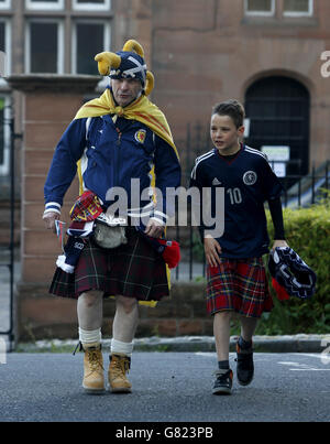 I tifosi scozzesi arrivano fuori dal campo prima dell'amichevole internazionale a Easter Road, Edimburgo. Foto Stock