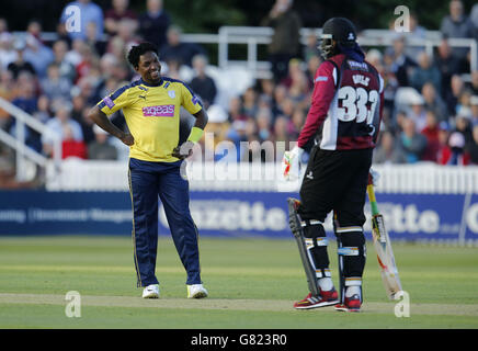Chris Gayle del Somerset e Fidel Edwards dell'Hampshire durante la partita di T20 Blast, Southern Division presso il County Ground di Taunton. Foto Stock