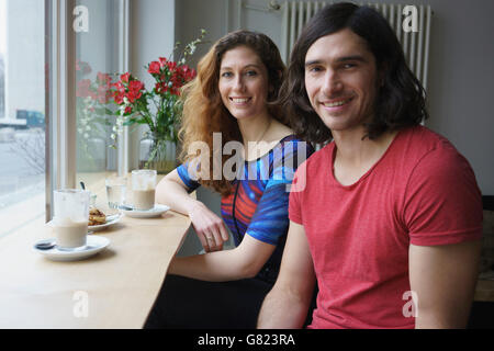 Ritratto di sorridere amici un caffè al caffè Foto Stock