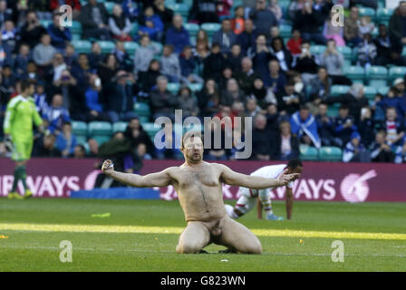 Uno streaker invade il campo durante un amichevole internazionale a Easter Road, Edimburgo. Calcio - International friendly - Scozia v Qatar - Easter Road Foto Stock