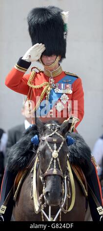 Il Principe del Galles, Colonnello delle Guardie gallesi, durante la processione della rivista del colonnello dalla Horse Guards Parade a Buckingham Palace, Londra, prima della prossima settimana Trooping the Color, la parata annuale di compleanno della Regina. Foto Stock