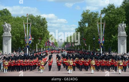 Le band massaggiate durante la processione di The Colonel's Review dalla Horse Guards Parade a Buckingham Palace, Londra, prima della prossima settimana Trooping the Color, la parata annuale di compleanno della Regina. Foto Stock