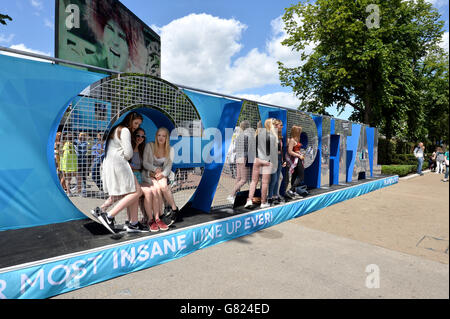 Capital FM Summertime Ball 2015 - Londra. Vista generale dei tifosi che arrivano al Capital FM Summertime Ball 2015 tenuto al Wembley Stadium, Londra Foto Stock