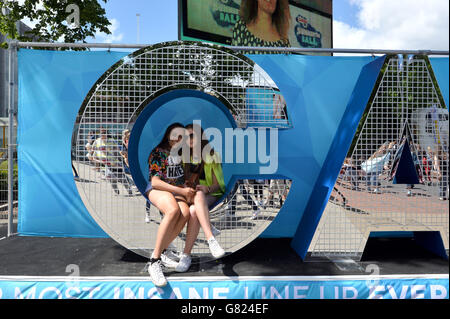 Capital FM Summertime Ball 2015 - Londra. Vista generale dei tifosi che arrivano al Capital FM Summertime Ball 2015 tenuto al Wembley Stadium, Londra Foto Stock