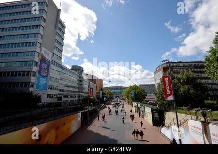 Vista generale dei tifosi che arrivano alla capitale FM Summertime Ball 2015 che si tiene al Wembley Stadium, Londra Foto Stock