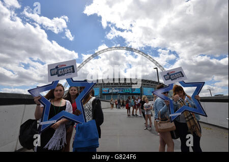 Capital FM Summertime Ball 2015 - Londra. Vista generale dei tifosi che arrivano al Capital FM Summertime Ball 2015 tenuto al Wembley Stadium, Londra Foto Stock