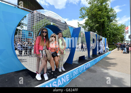 Vista generale dei tifosi che arrivano alla capitale FM Summertime Ball 2015 che si tiene al Wembley Stadium, Londra Foto Stock