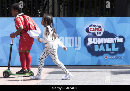 Capital FM Summertime Ball 2015 - Londra. Vista generale dei tifosi che arrivano al Capital FM Summertime Ball 2015 tenuto al Wembley Stadium, Londra Foto Stock