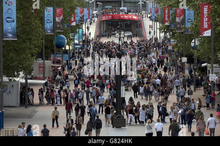 Vista generale dei tifosi che arrivano alla capitale FM Summertime Ball 2015 che si tiene al Wembley Stadium, Londra Foto Stock