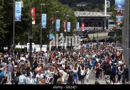 Vista generale dei tifosi che arrivano alla capitale FM Summertime Ball 2015 che si tiene al Wembley Stadium, Londra Foto Stock