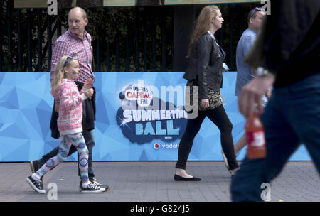 Vista generale dei tifosi che arrivano alla capitale FM Summertime Ball 2015 che si tiene al Wembley Stadium, Londra Foto Stock