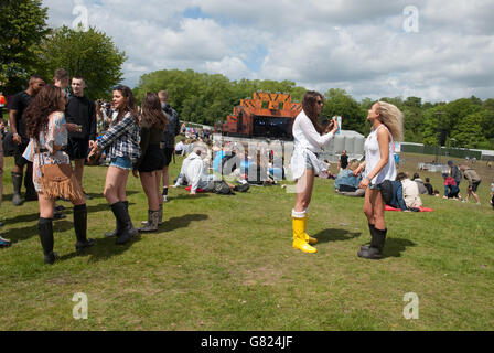 Parklife 2015 - Heaton Park Manchester - 1° giorno. Festival Goers il giorno 1 del festival Parklife il 06 2015 giugno a Heaton Park Manchester, Regno Unito Foto Stock