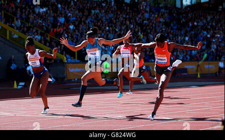 Jeneba Tarmoh vince il 200m di Allyson Felix e Dina Asher-Smith durante il Gran Premio di Birmingham di Sainsbury all'Alexander Stadium di Birmingham. Foto Stock