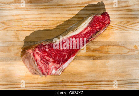 Materie osso di bistecca alla New York Strip, Kansas City striscia, Top la lombata, tagliati su tavola di legno. Foto Stock