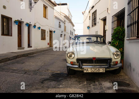 Vecchie MG B classic car, parcheggiata in strada in bianco al villaggio spagnolo. Mijas, serata. Spagna. Foto Stock