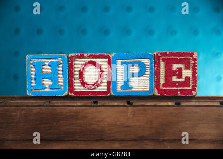 La parola "speranza" scritto con lettere sul giocattolo di legno blocchi Foto Stock