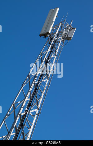 A basso angolo di visione di un mobile-stazione base del telefono Foto Stock