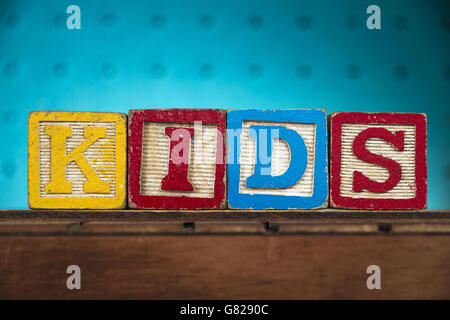 La parola "kids' scritto con lettere sul giocattolo di legno blocchi Foto Stock