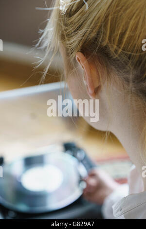 Close-up di donna riproduzione record a casa Foto Stock