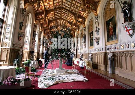 Royal Wedding - Prince Charles e Camilla Parker Bowles - preparazione del Castello di Windsor. I fiori sono sistemati nella Sala di San Giorgio. Foto Stock