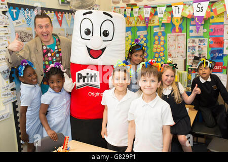 Mister Maker ospita una giornata di arte e artigianato di insetti di pomposo presso la Sacred Heart Roman Catholic School di Battersea, Londra, dopo che la scuola ha vinto l'esclusiva giornata di artigianato come parte di un concorso gestito dal marchio colla Pritt. Foto Stock