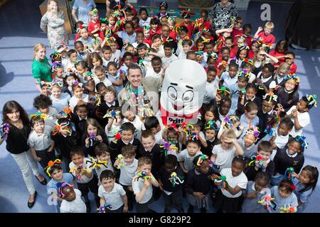 Mister Maker ospita una giornata di arte e artigianato di insetti di pomposo presso la Sacred Heart Roman Catholic School di Battersea, Londra, dopo che la scuola ha vinto l'esclusiva giornata di artigianato come parte di un concorso gestito dal marchio colla Pritt. Foto Stock