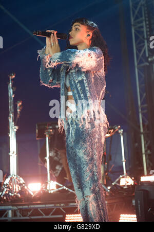 FKA Twigs si esibisce dal vivo il giorno 2 del festival Parklife il 07 giugno 2015 a Heaton Park Manchester, Regno Unito Foto Stock