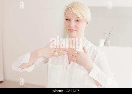 Montare bella donna che esercitano a casa Foto Stock