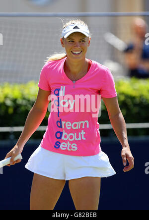 Tennis - 2015 AEGON International - giorno due - Devonshire Park. Caroline Wozniacki in Danimarca sui tribunali di pratica durante il secondo giorno dell'AEGON International al Devonshire Park, Eastbourne. Foto Stock